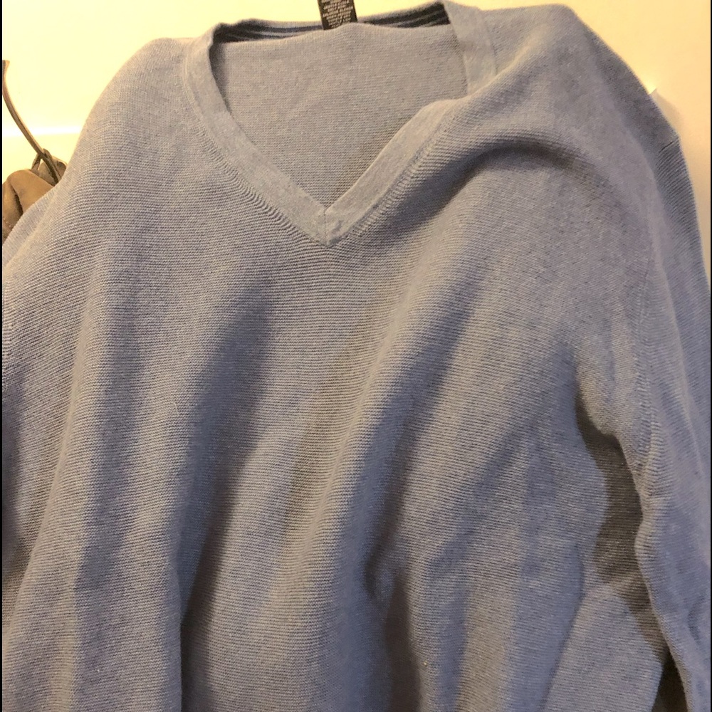 New w/o tags Izod sweater. Light yet warm